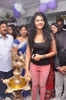 Kamna Jethmalani Launches Naturals Family Salon and Spa